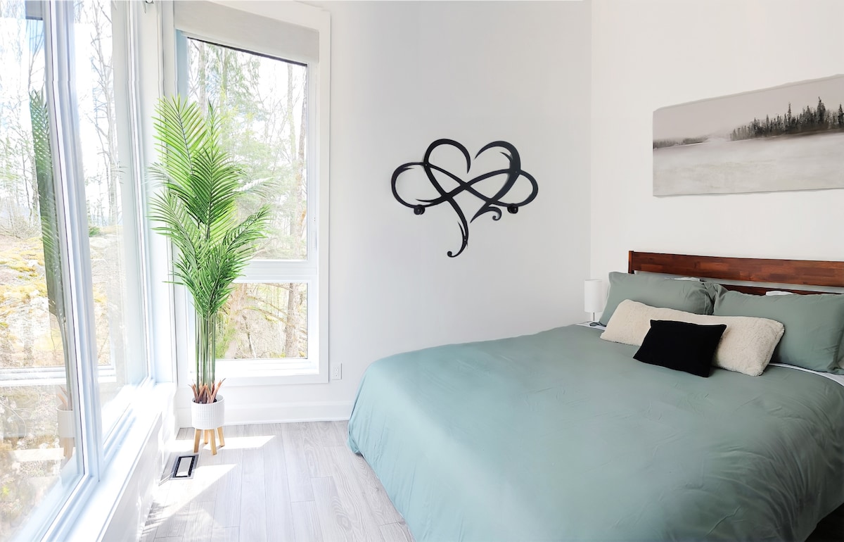 Chumba kikubwa cha kulala (kitanda cha kifalme) chenye madirisha mengi kwa ajili ya mwonekano mzuri wa milima.  WARDROBE kubwa yenye hifadhi nyingi.