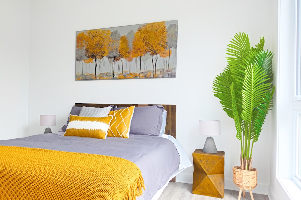 Chumba kizuri cha kulala (kitanda cha malkia) , angavu sana chenye madirisha mengi makubwa kwa ajili ya mwonekano mzuri wa milima.  WARDROBE kubwa yenye hifadhi nyingi.