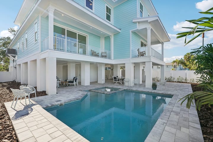 Luxury Beach Townhome B | Steps 2 Beach | Sleeps 9 - Indian Rocks Beach, FL