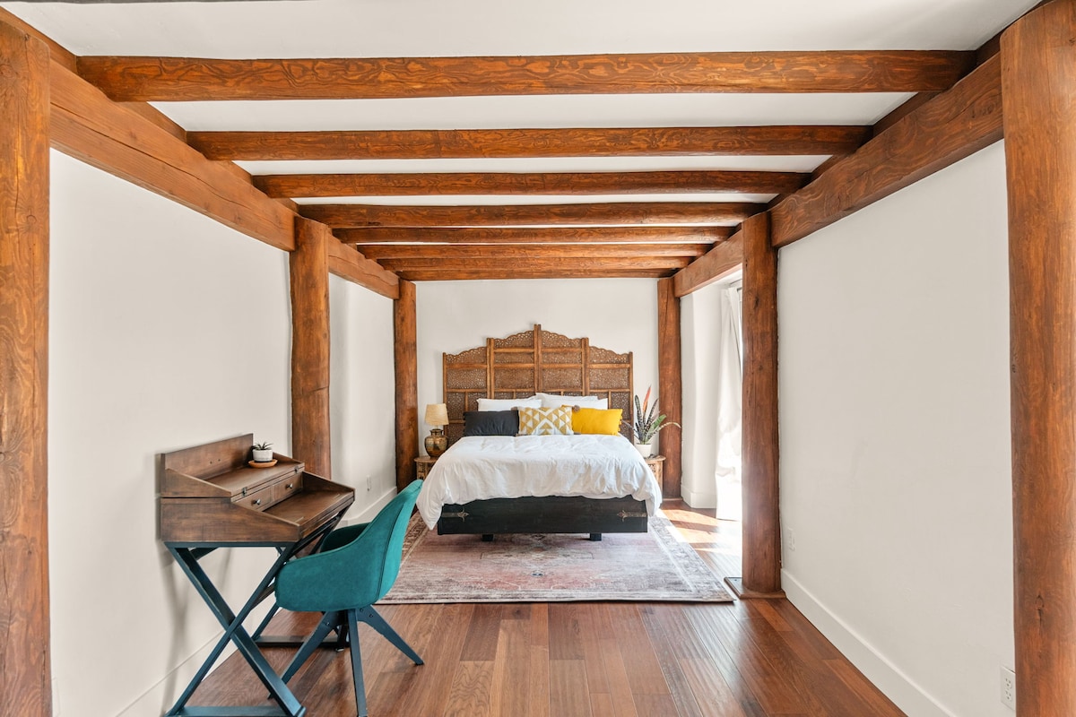 استمتع بنوم هانئ في هذا المسكن الفريد مع ستائر سوداء صلبة وملاءات بروكلين هشة وآلة ضوضاء.