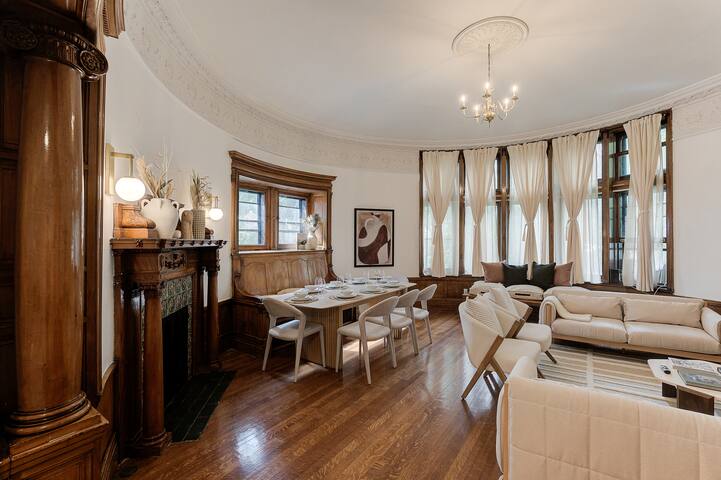 Majestic 3 BDR apt downtown MTL gallery image 2