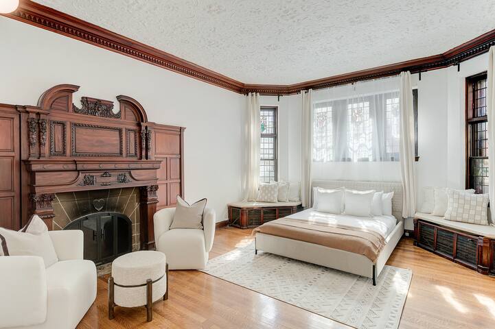 Majestic 3 BDR apt downtown MTL gallery image 4