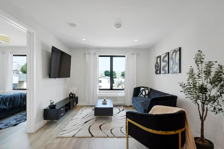 Black & Gold Elegance Near Nyc W/ Free Parking - West New York, NJ