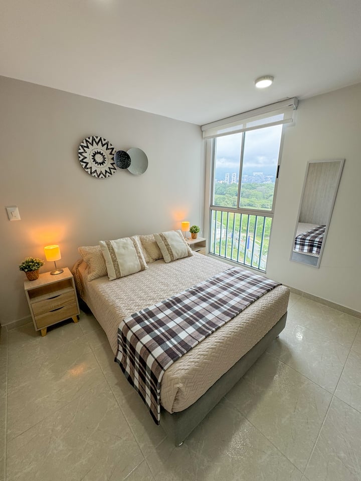 Glavna soba, s bračnim krevetom, s odgovarajućim pomoćnim stolićima noću, opremljena svjetiljkama prikladnim za noć, nalazi se prostrani ormar, TV,  zamračenje i sjenilo za podešavanje svjetla koje ulazi u sobu.