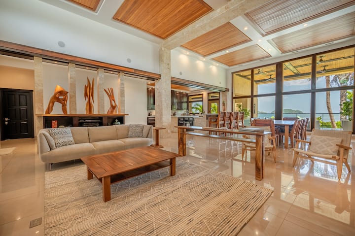 Sala de estar desde la suite principal "GRANDE" en el segundo piso.