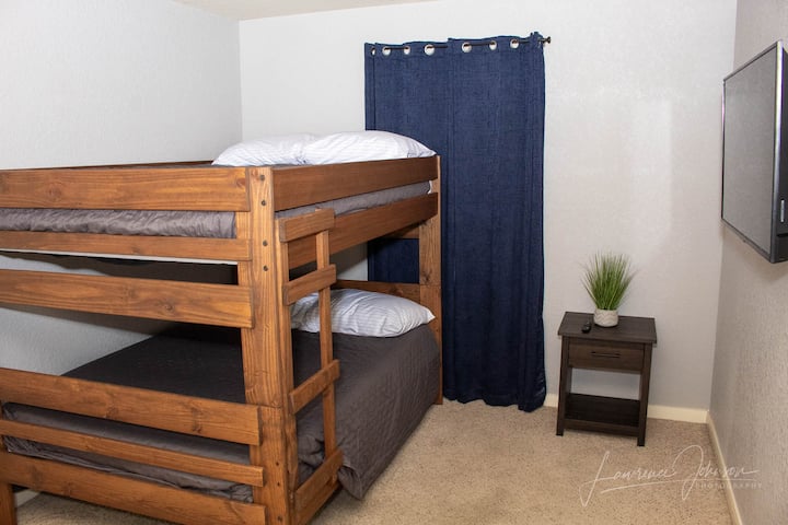 Litera de tamaño completo con TV inteligente