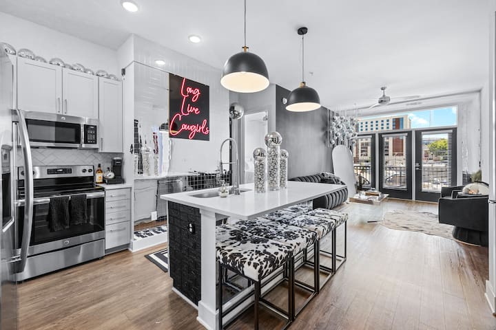 *Disco Cowgirl Walk to Broadway downtown nashville