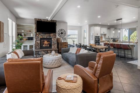 Sleeps 18 | Hot Tub | Arcade | 3 Living Areas