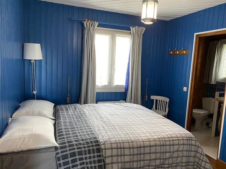 Spálňa s manželskou posteľou a vlastnou kúpeľňou. 