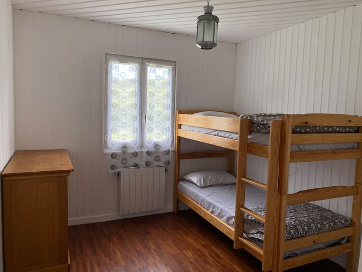 Spálňa pre dvoch s dvoma samostatnými poschodovými posteľami. 