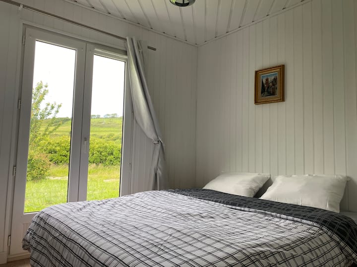 Spálňa s manželskou posteľou a vlastnou kúpeľňou. 
Výhľady do záhrady. 