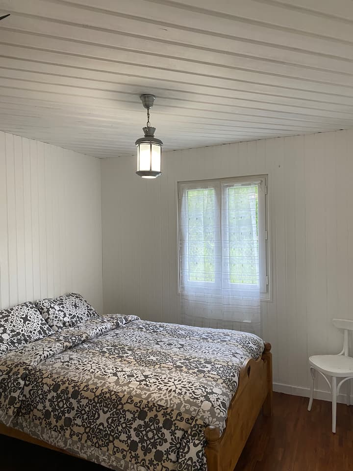 Izba pre dvoch so šatníkom a úložným priestorom. 