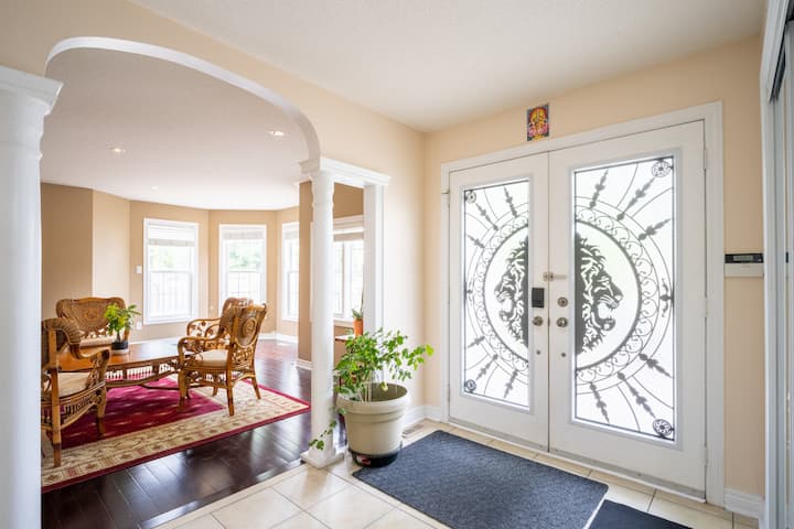 Mid-century Modern Castle | King Bed+free Parking - Ajax