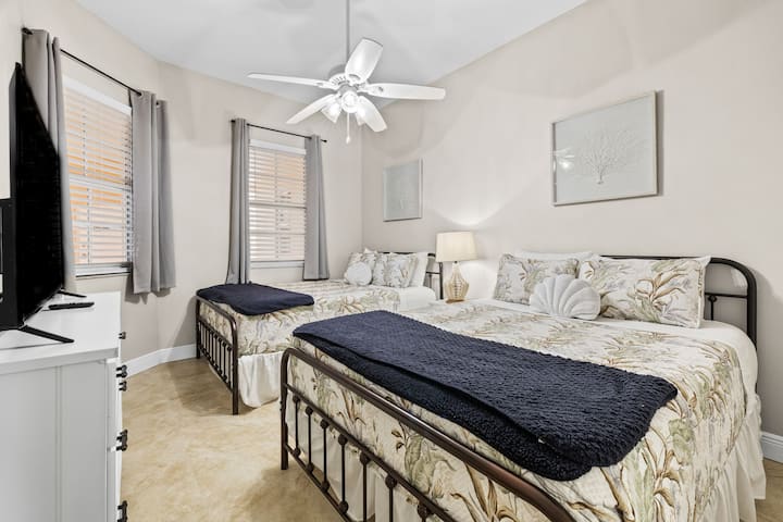 Luxury Waterfront | Sleeps 10 | Walk To Beach - Clearwater, FL