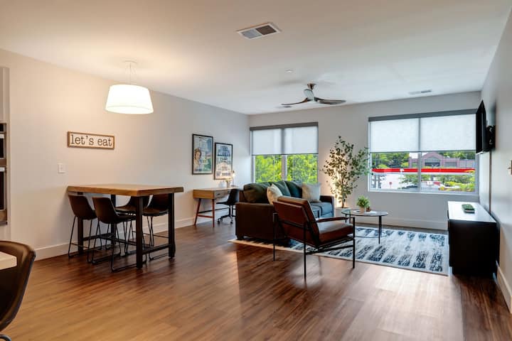 Modern Unit In Hip Donelson, Mins From Gaylord! - Nashville, TN