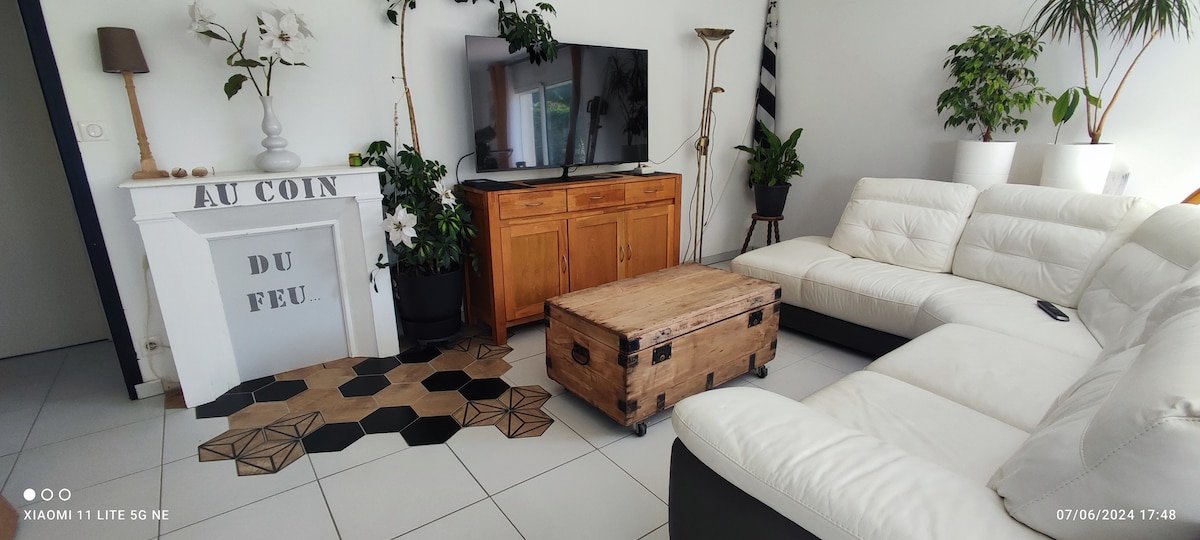 Top Airbnb: villa with private pool near the sea. in Penmarch