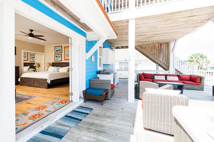 Dubbele openslaande deuren openen vanuit de hoofdslaapkamer naar het hoofddek.