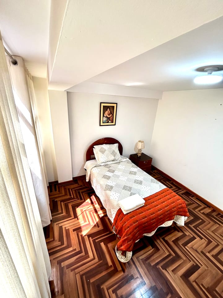 Izba je útulná a pekná. Slnko je tam celý deň. Má skriňu na oblečenie a topánky.