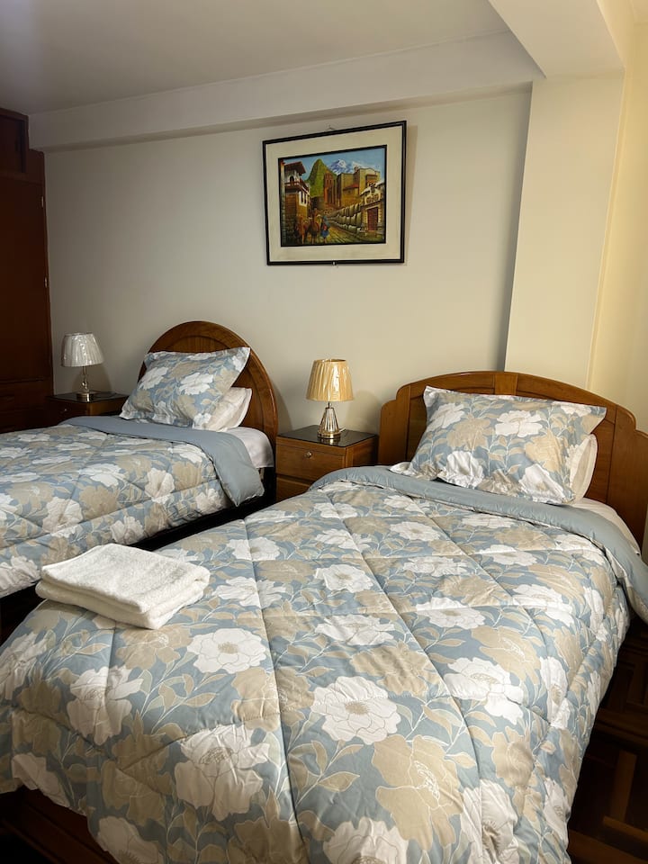 Táto pekná izba má slnko po celý deň. Majú miesto na odpočinok a oblečenie je uložené v peknej skrini.