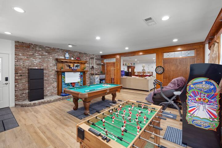 GAME UP! Pool/King Beds/Piano/Game Room gallery image 2