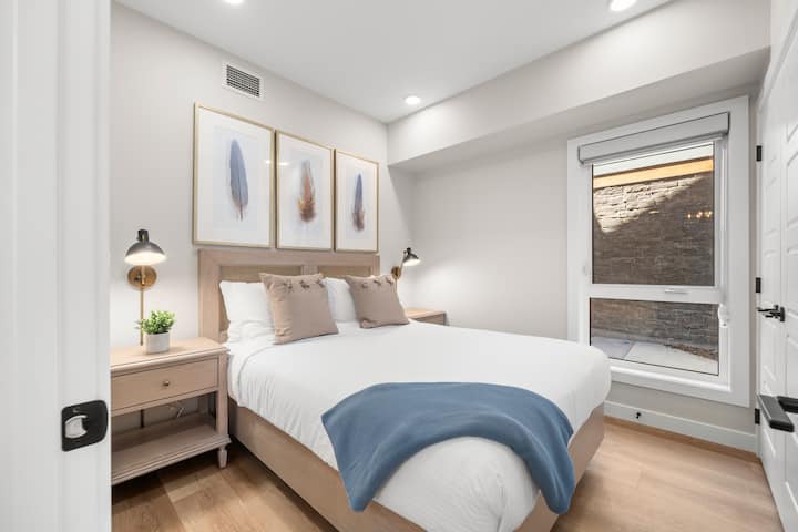 בחדר השינה השלישי יש גם מיטת קווין סייז ופנים מרגיעות. 