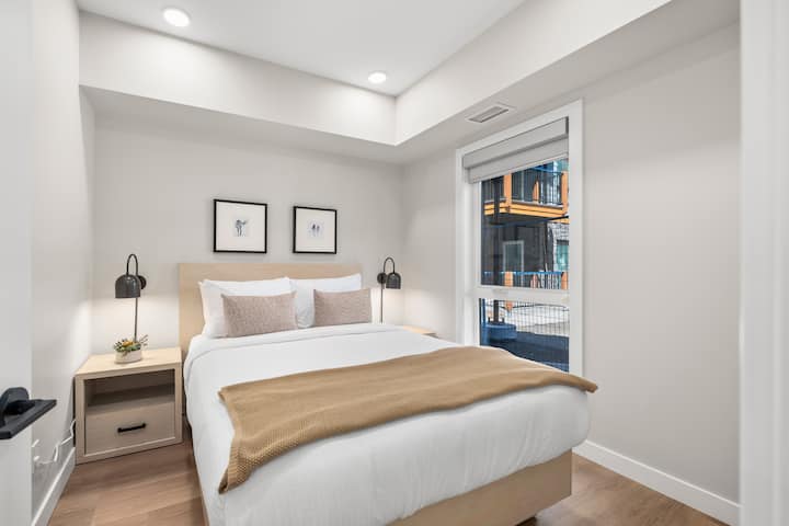 בחדר השינה השני יש מיטת קווין סייז עם עיצוב פנים יפה באותה מידה כמו חדר השינה הראשי. 