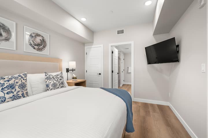 חדר השינה הראשי שלכם. הוא כולל מיטת קינג סייז וחדר רחצה צמוד. 