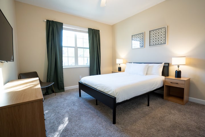 Пространа спална соба која се наоѓа на долниот кат и е опремена со брачен кревет (широк 150-179 см), душек од мемори пена, светилки за контрола на допир со УСБ приклучоци и 4K телевизор. Голем плакар и гардеробер за складирање.