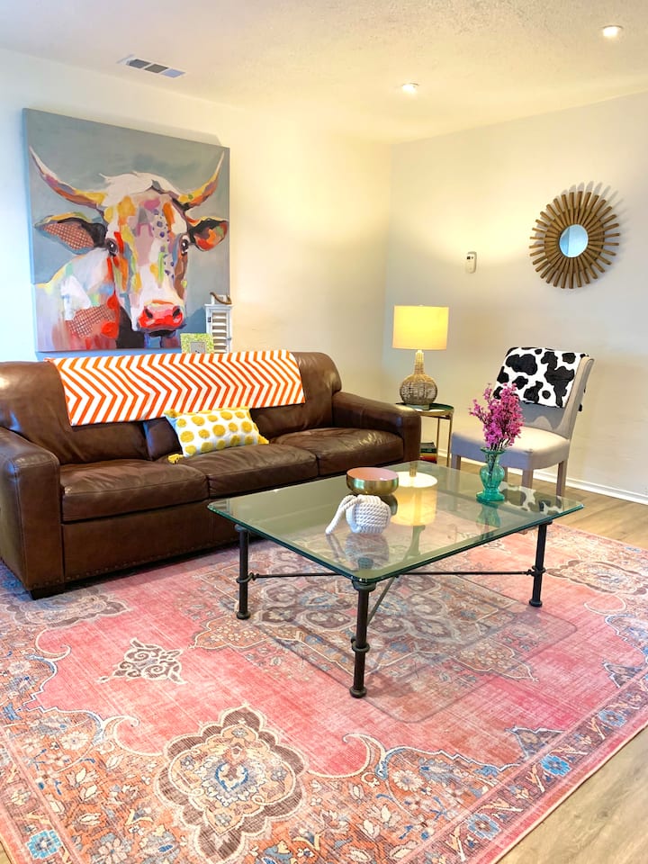 Charming Bright Home Near Dr Hospital & Shopping - Modesto, CA