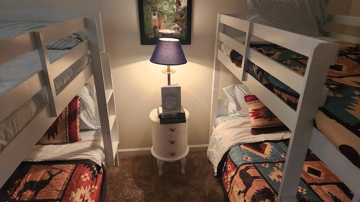 Собата „Bunk Bed Bear“ со планински украси за децата.  Сакаме нивниот одмор да биде доживување, дури и во спалната соба. Семејните спомени се најдобри. Креветите на кат се наменети за лица под 57 кг.