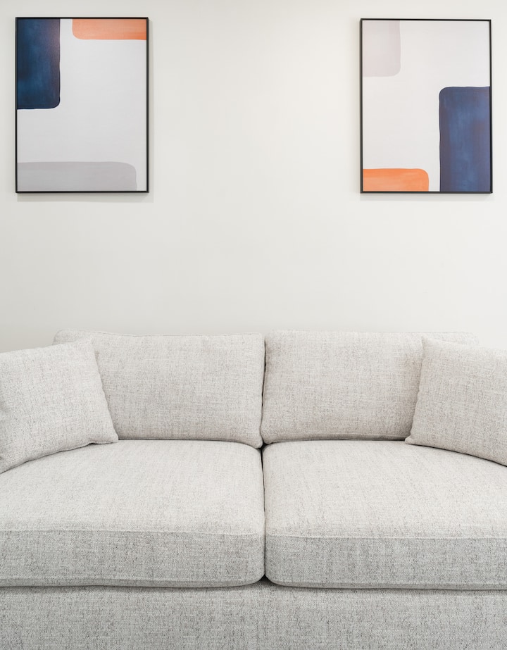 Onze woonkamer heeft een comfortabele bank, perfect om tv te kijken