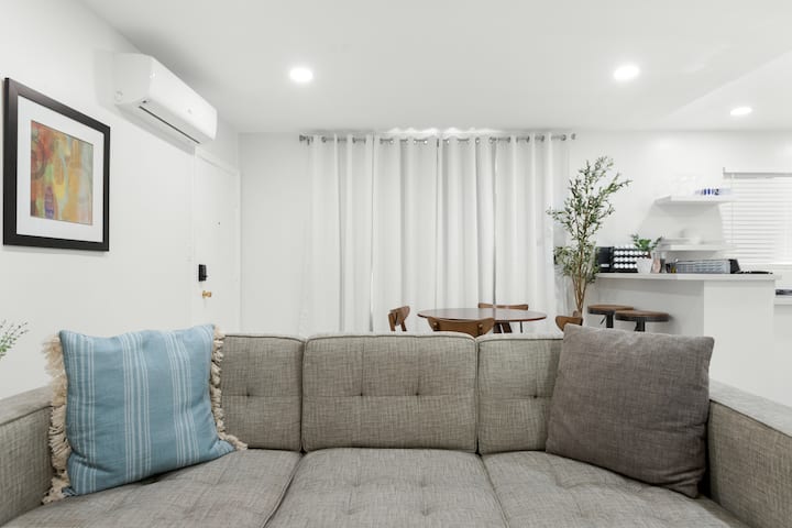 Onze unit heeft een comfortabele bank, perfect voor filmavond!