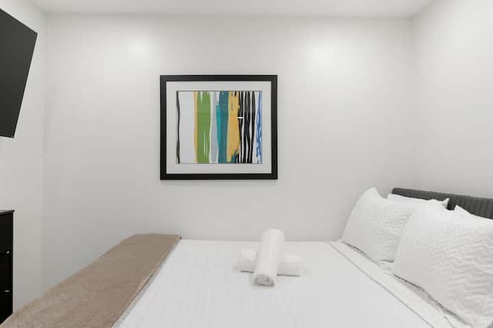 Ontspan in onze knusse slaapkamer versierd met schone lakens, zachte kussens en een gezellig matras.