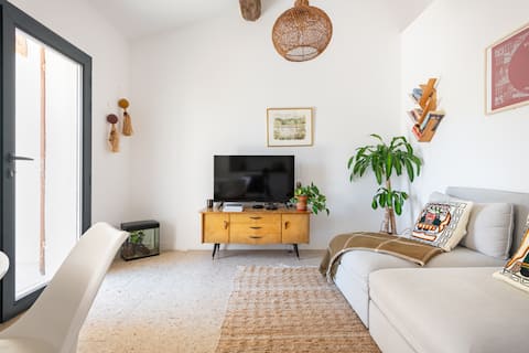 Top Airbnb: Beautiful 2 bedroom with terrace and outdoor shower in Marseille