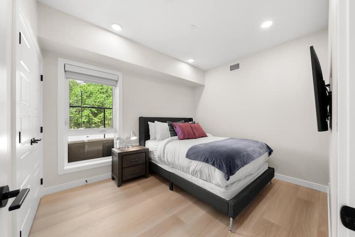 Druhá spálňa má manželskú posteľ a televízor s plochou obrazovkou. Jeho minimalistický dizajn je lákavý a upokojujúci. 