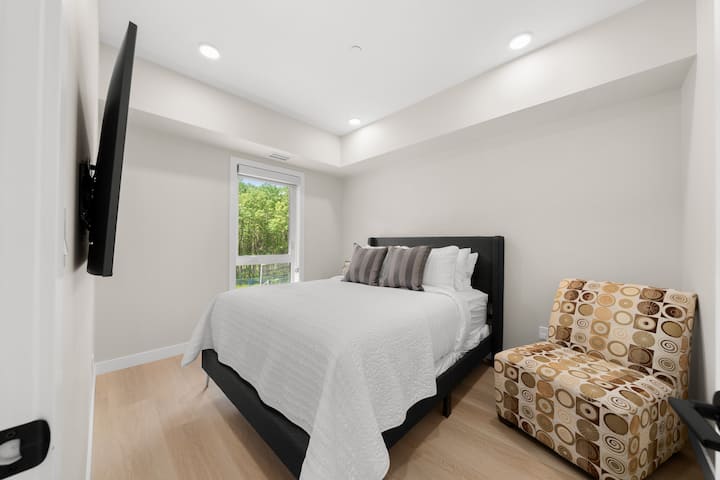 Tretia spálňa má tiež manželskú posteľ a jednolôžkovú pohovku. Má tiež televízor s plochou obrazovkou, kde môžete po dlhom dni plnom dobrodružstva dobehnúť neskoré večerné správy.