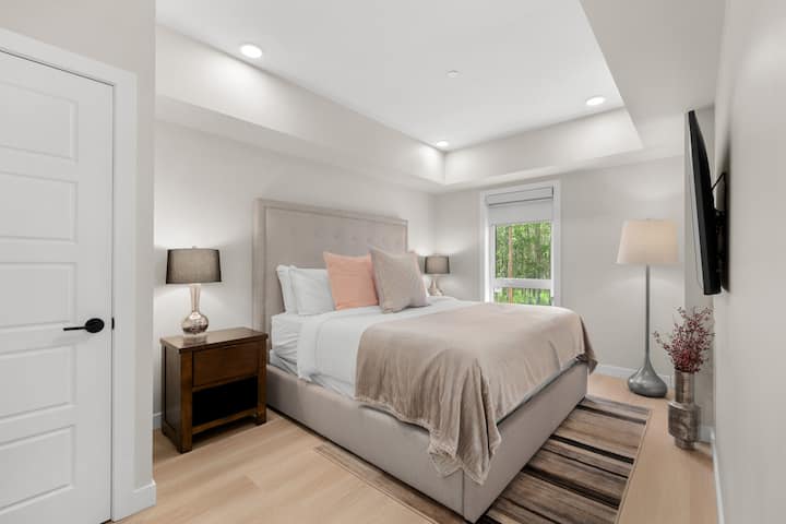 Toto je hlavná spálňa. Je vybavený manželskou posteľou a TV s plochou obrazovkou. 