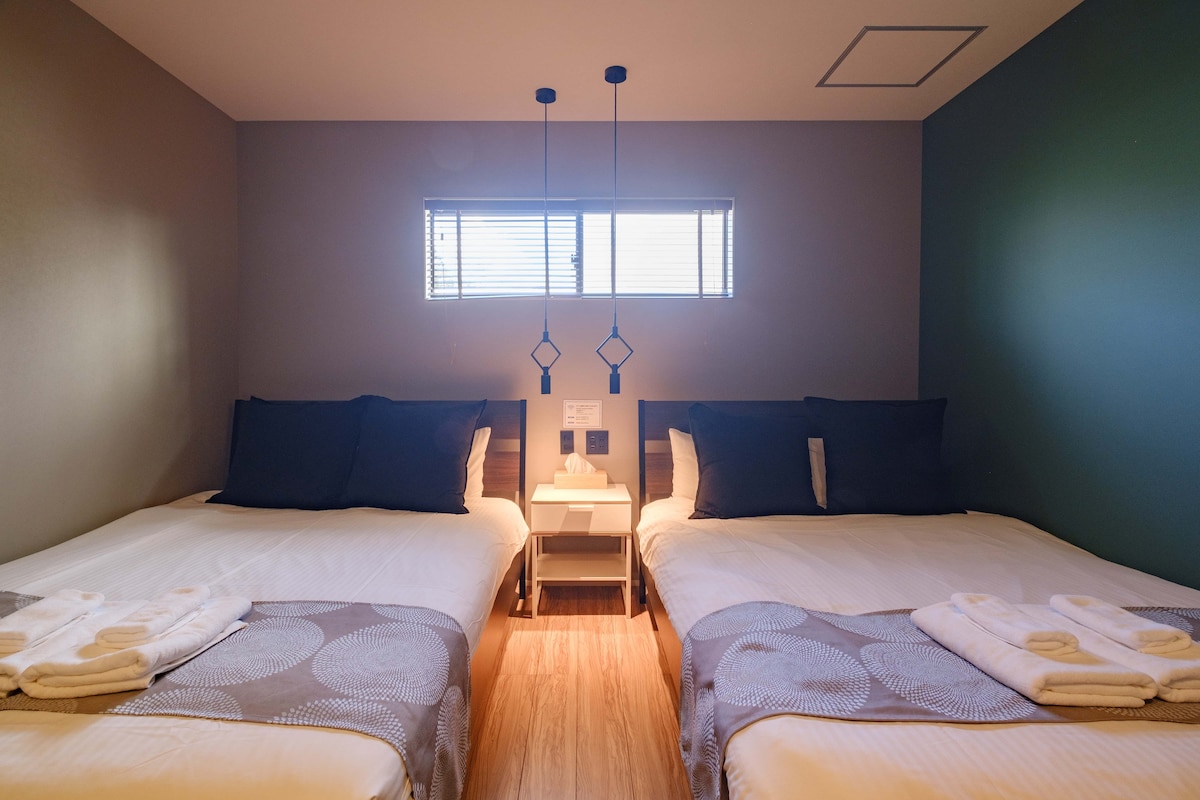 [1F Bedroom] غرفة نوم 2 · سريران مزدوجان (إجمالي 4.)