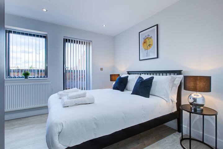 Uxbridge | Family-3 Bed | On-site Car Park gallery image 3