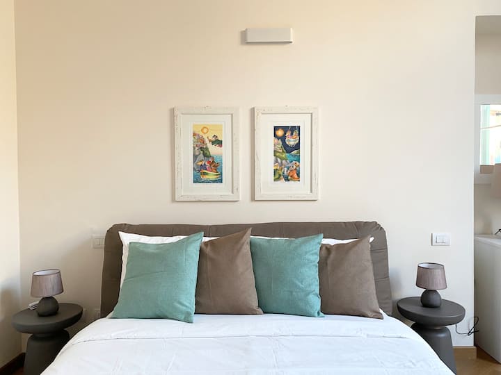 Detalj boja jastuka koji prikazuju djela Francesca Nesija.