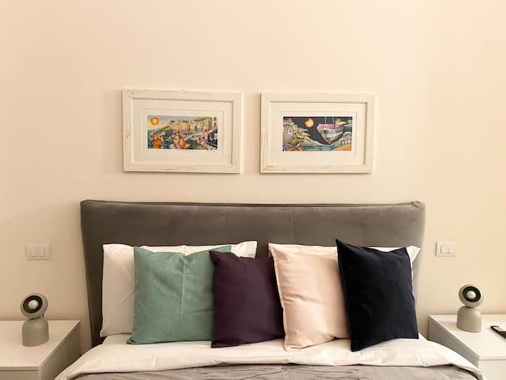 Detalj boja jastuka koji prikazuju djela Francesca Nesija.