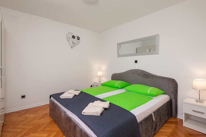 Საძინებელი ორადგილიანი საწოლით