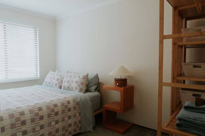 Manželská posteľ, kvalitná posteľná bielizeň, ranné slnko a úložný priestor na zavesenie oblečenia!