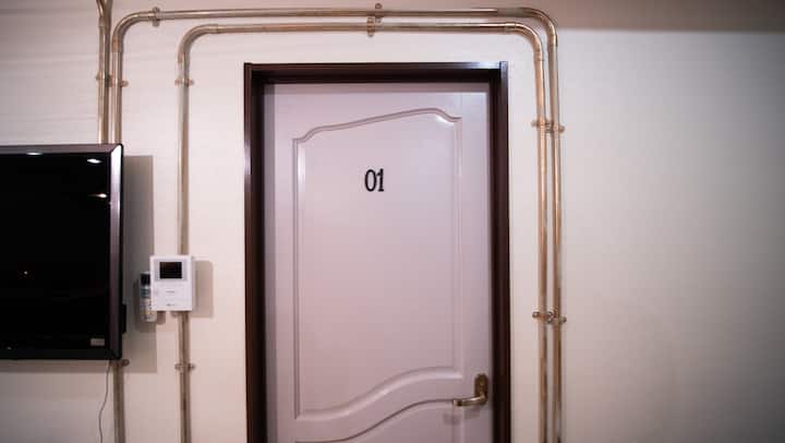 
Това ще бъде основната спалня.
Тази стая разполага с двойно легло, телевизор, душ кабина и тоалетна.
Предлага се и пречиствател на въздух