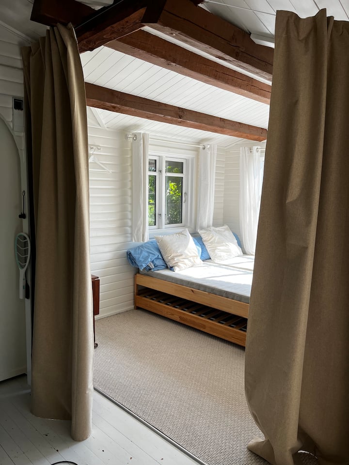 Единично легло в стая с отворен план