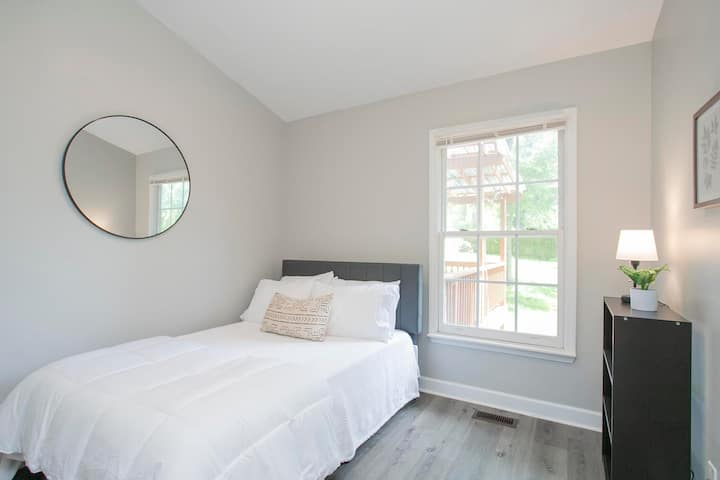 在2号卧室打个招呼，那里有一张双人床和一个个人衣柜等着您入住！