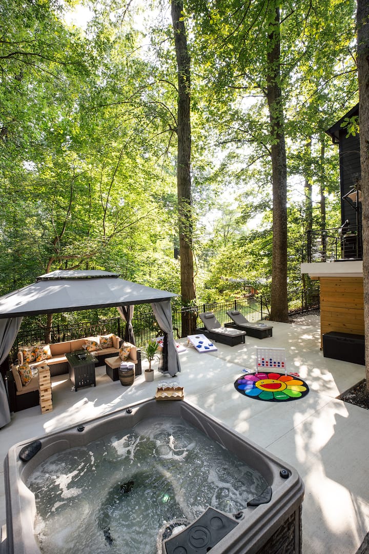 Luxury 5br Getaway, Hot Tub, Game Room & Fire Pit - Rockville, MD