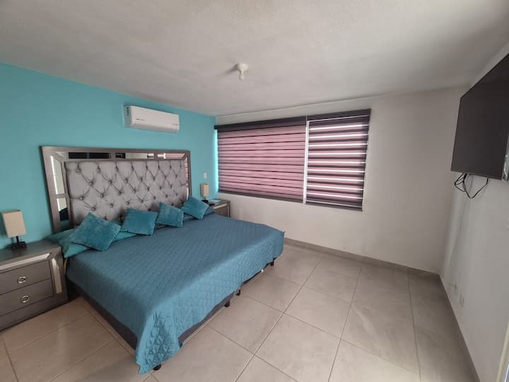 Recamara principal, cuenta con:
1.  Pantalla Smart TV de 55 pulgadas
2. Cama King size
3. Baño
4. Closet
5. Plancha de ropa
6. Aire acondicionado