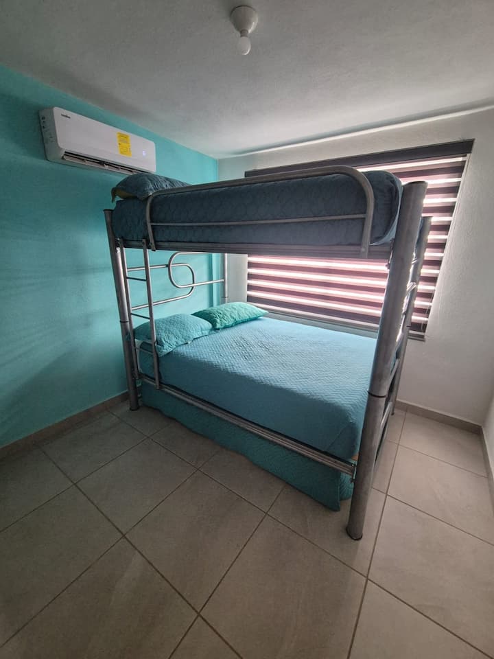 Recamara 3, cuenta con: 

1. Litera compuesta de 2 camas matrimoniales y una individual
2. Aire acondicionado 
3. Closet