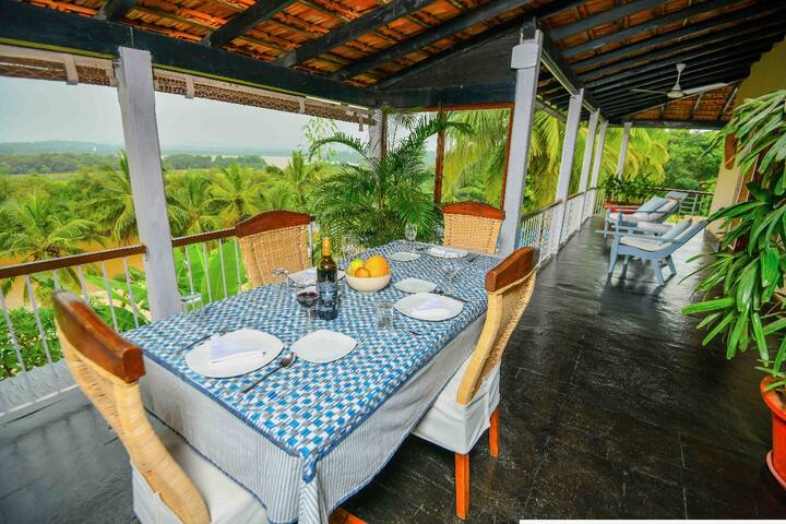 Dining area image 4